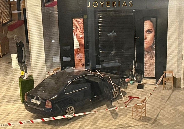 La policía busca un Maserati por su posible implicación en el robo de El Faro de Badajoz
