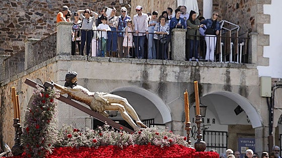 Andaluces, Estudiantes y Santo Entierro protagonizan el Viernes Santo en Cáceres