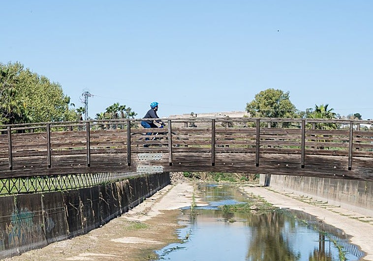 Los pacenses usan las pasarelas de madera aunque están cerradas por seguridad