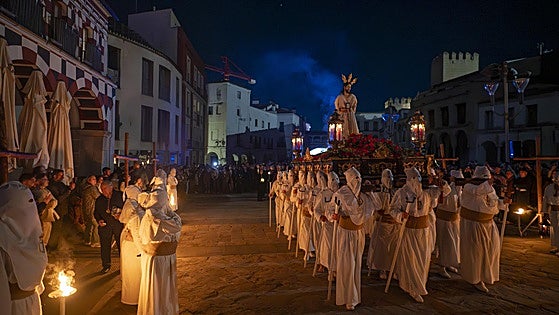 Recogimiento en el Viacrucis de madrugada en la plaza Alta