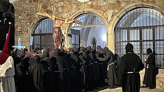 Cáceres se despereza de la Madrugada con una imagen sin precedentes