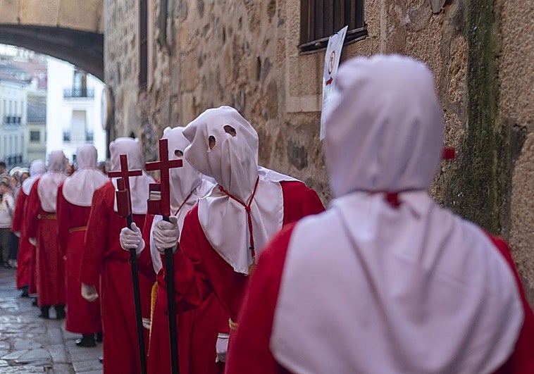 Gesta cofrade en Mejostilla: los hermanos de carga desafían al calor en su procesión del Sábado Santo en Cáceres