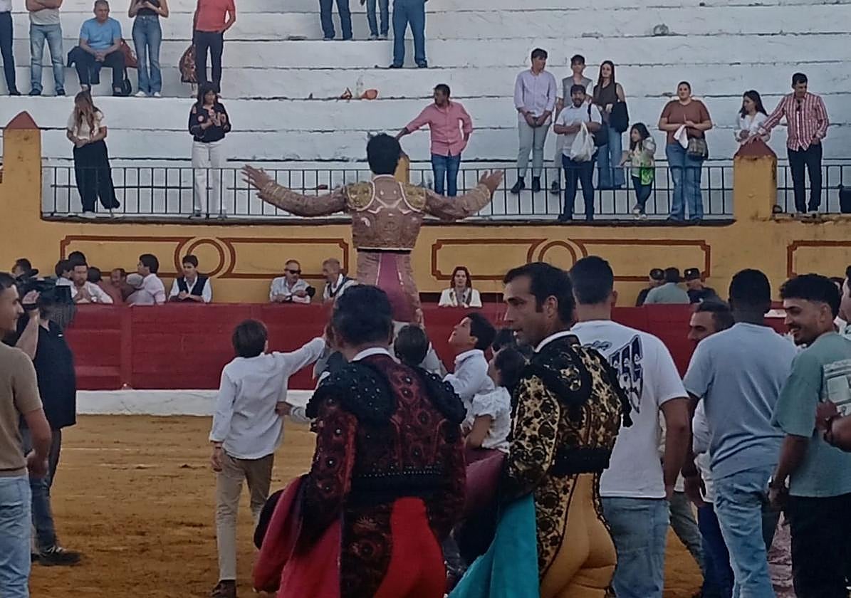 Sergio Domínguez 'El Mella' salió a hombros de la plaza tras cortar cinco orejas y un rabo.
