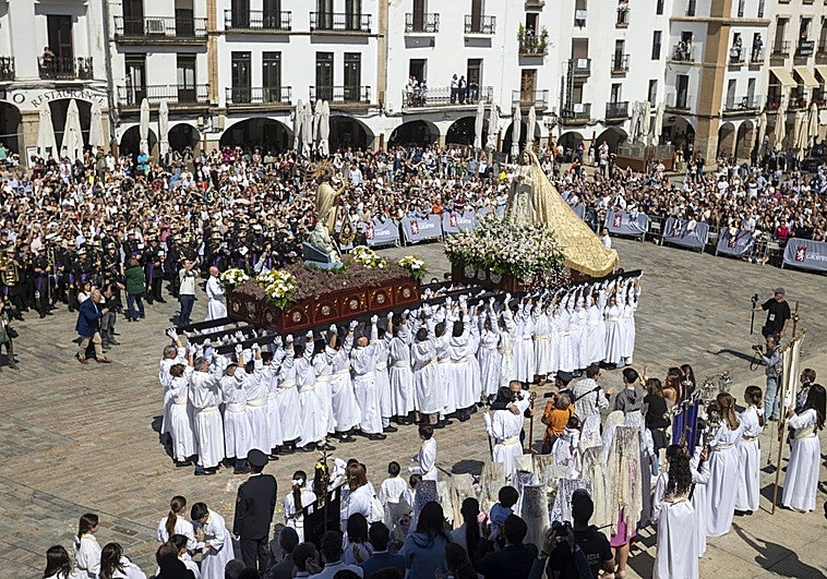 Cáceres se entusiasma con su multitudinario Encuentro y la recuperación de El Redoble como broche a la Semana Santa