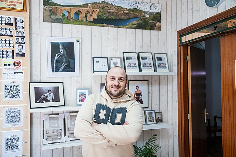 David salva del cierre un estudio fotográfico con medio siglo de historia en Badajoz