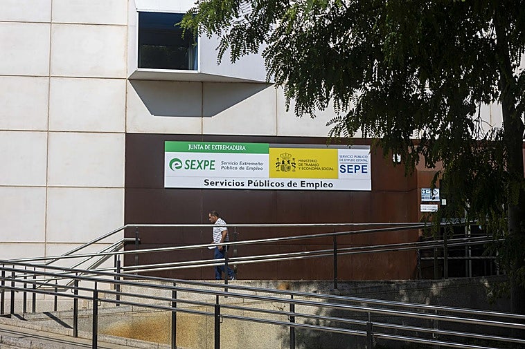 El paro baja en 1.264 personas en Extremadura en el mes de marzo