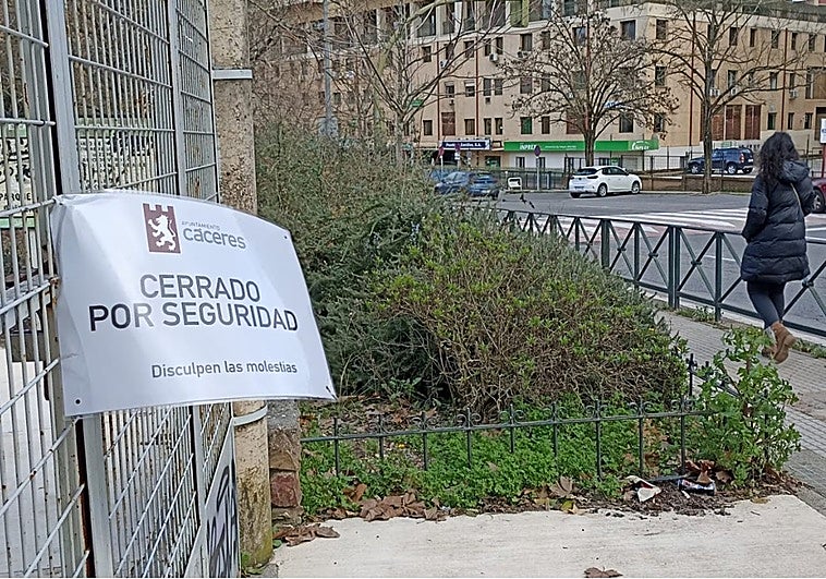 Cierran los parques, huertos de ocio y el cementerio de Cáceres por el riesgo de lluvias, vientos y tormentas