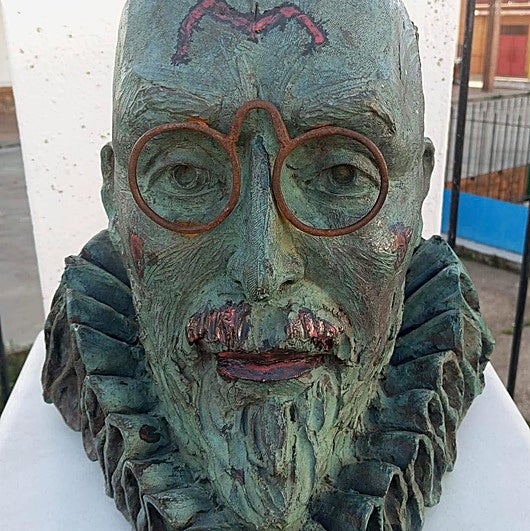 Vandalizan en Zafra el busto de Pedro de Valencia con pintadas