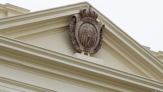 Recuperan un escudo retirado hace 90 años en la Capitanía de Badajoz