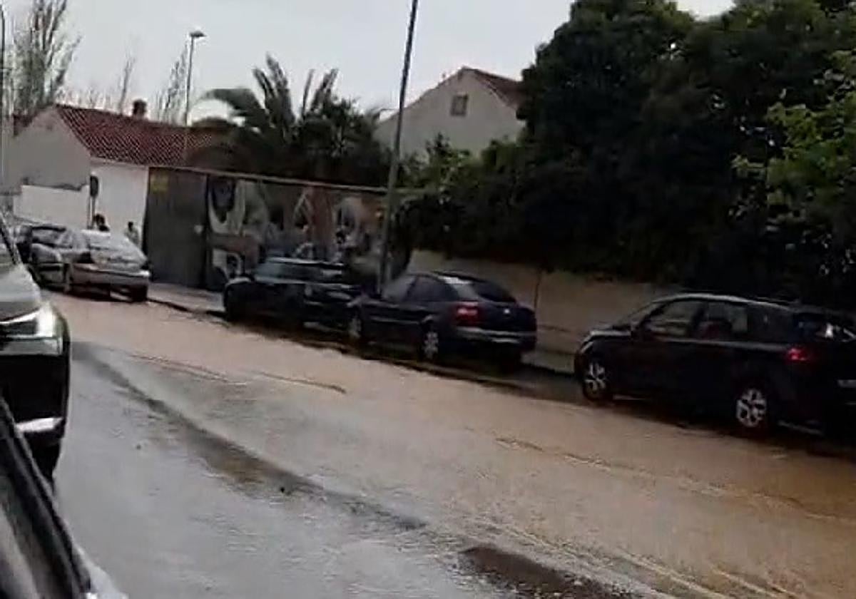 Un reventón causa atasco en la 'autopista' de Badajoz
