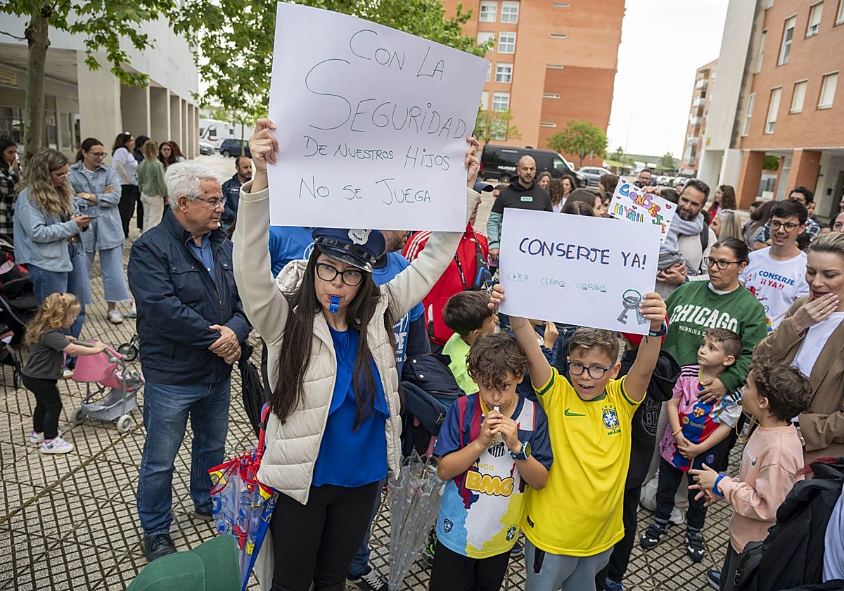 Un centenar de vecinos del Cerro Gordo protesta: «Con conserje, los niños no hubiesen salido»