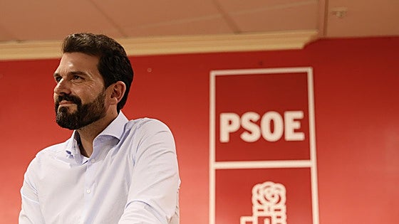 Un hombre hiperactivo que cautiva con la palabra