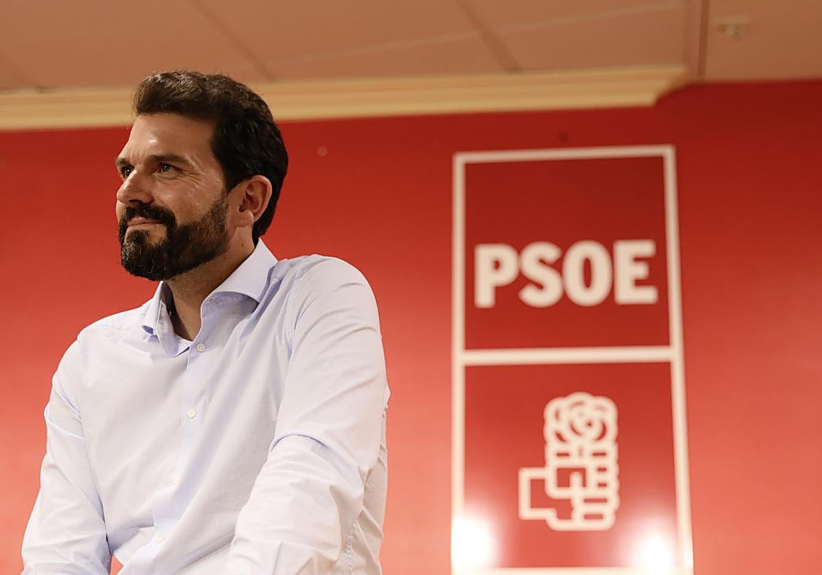 Un hombre hiperactivo que cautiva con la palabra 