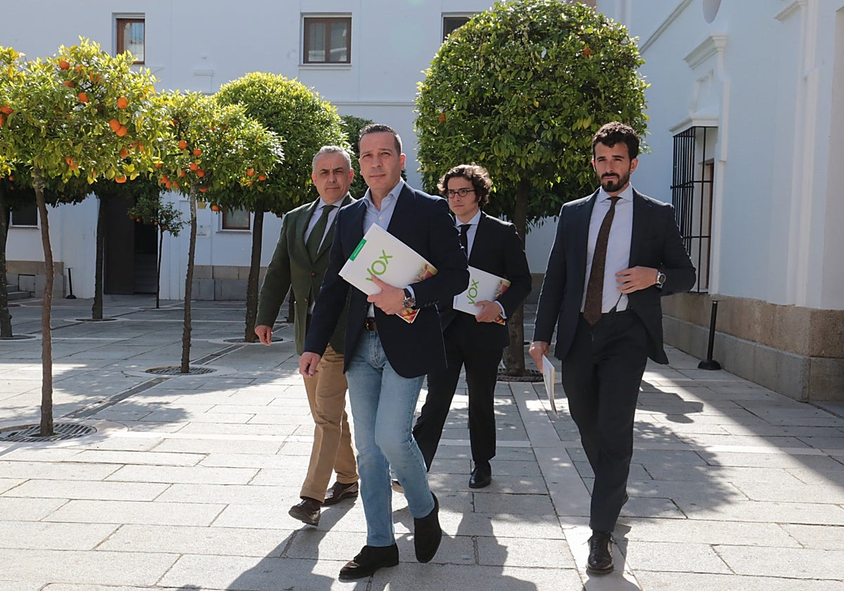 PP y Vox negocian presupuestos para cuatro años en el acuerdo de gobierno de Extremadura