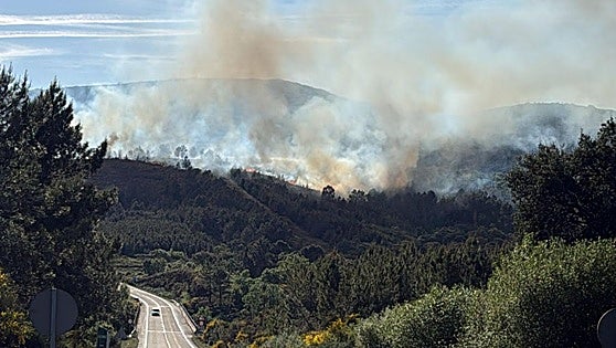 Un incendio en Acebo obliga a cortar un tramo de la CC-111