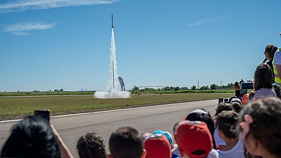 Las latas de los alumnos conquistan el espacio de la Base Aérea