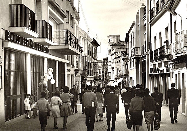 Calle Santa Eulalia a principios de 1960. A la derecha, arriba, asoma el edificio de la campana, ya desaparecida.