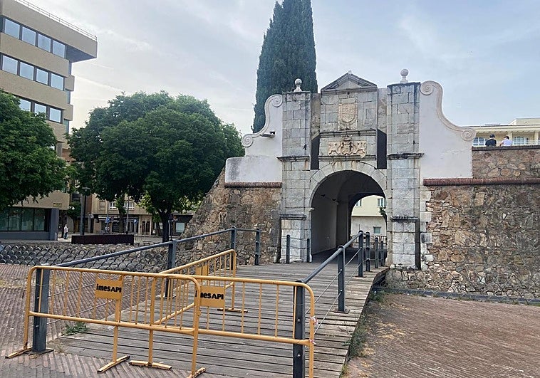El Ayuntamiento de Badajoz cierra Puerta Pilar por la amenaza de que caiga otra bola de mármol