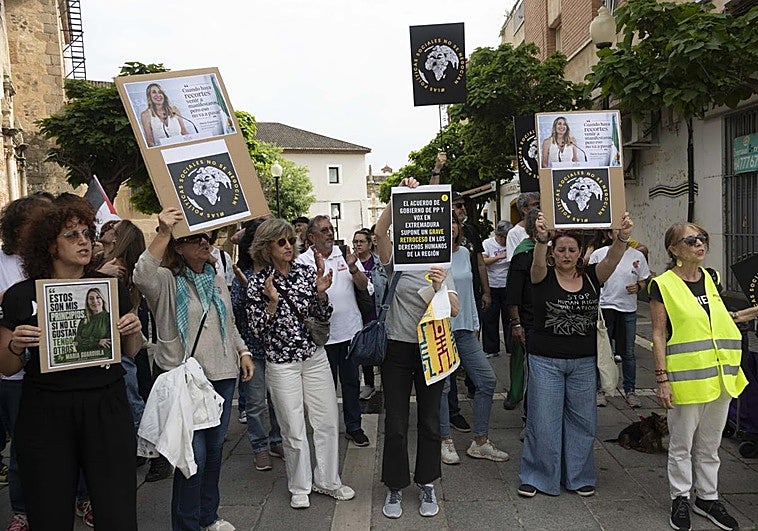 Protesta a la puertas de la Asamblea de Extremadura por el «retroceso en los derechos humanos»