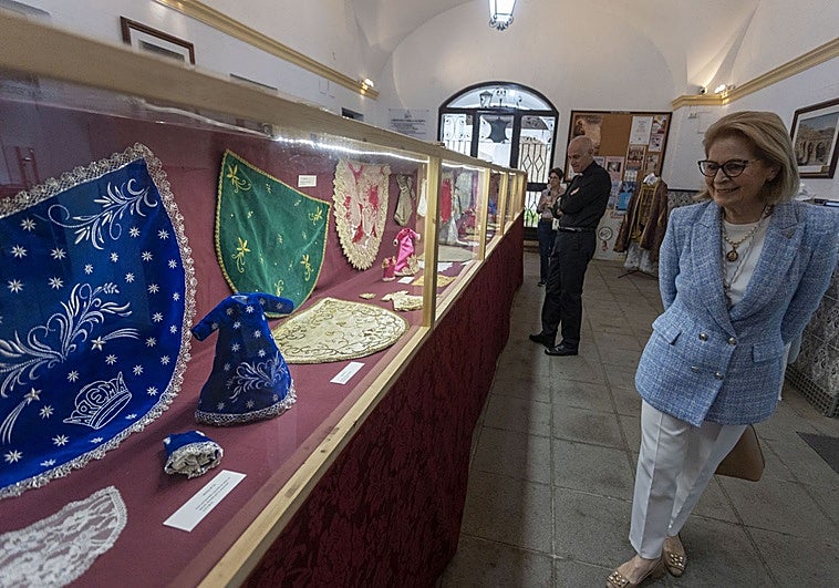 La cofradía de la Virgen de la Montaña exhibe su patrimonio textil en el Obispado: 25 mantos en miniatura y seis casullas