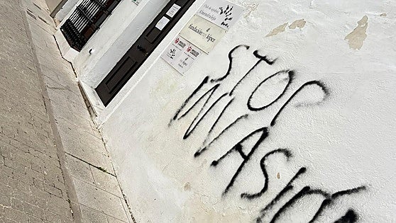 La sede de la Fundación Ruy López en Almendralejo amanece con la pintada 'Stop Invasión'