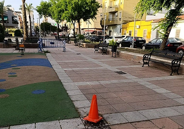 Se caen dos farolas en un parque infantil de San Roque, en Badajoz