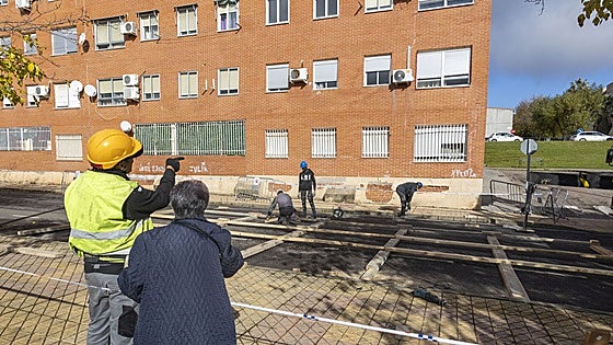 Vuelven a sus casas cinco meses después los vecinos de Río Tíber 6, en Cáceres, cuya fachada entró en riesgo de colapso