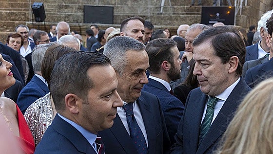 Los presidentes del Senado y de Castilla y León arroparon a la líder extremeña en su toma de posesión