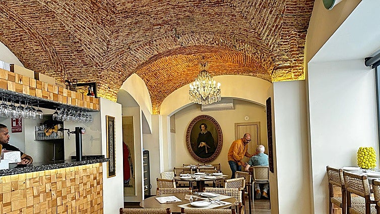 Steak tartar y cuchareo bajo una bóveda mudéjar en Cáceres