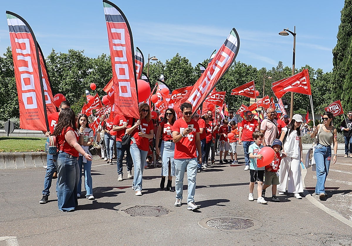 CC OO y UGT salen a la calle el Primero de Mayo contra el pacto de PP y ...