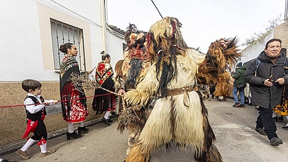 Las Carantoñas visitan el Museo de Jarramplas, a ancianos y escolares
