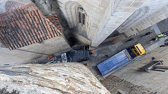 Así ha sido la retirada del camión calcinado en la parte antigua de Cáceres