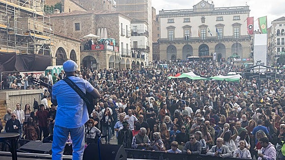 Cáceres abraza la música y la convivencia en un Womad con tirón que llena las plazas