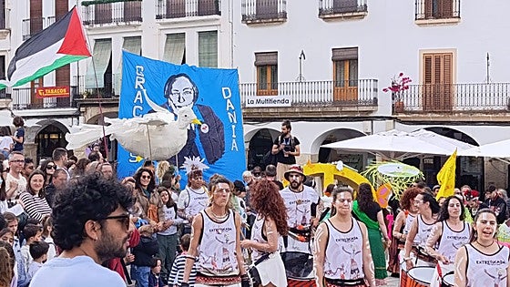 El colorido del pasacalles dominical clausura Womad Cáceres con un recuerdo a Dania Dévora
