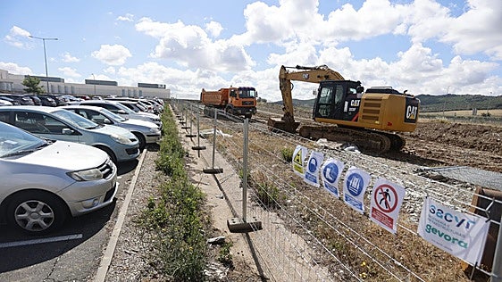 La obra de la segunda fase del Hospital Universitario de Cáceres comienza por uno de los dos nuevos aparcamientos que habrá en el recinto