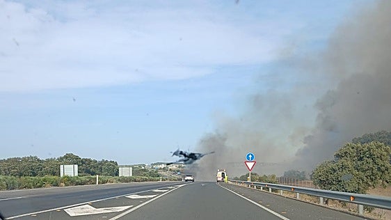 Un incendio forestal entre Peraleda de la Mata y Navalmoral obliga a cortar la EX-118