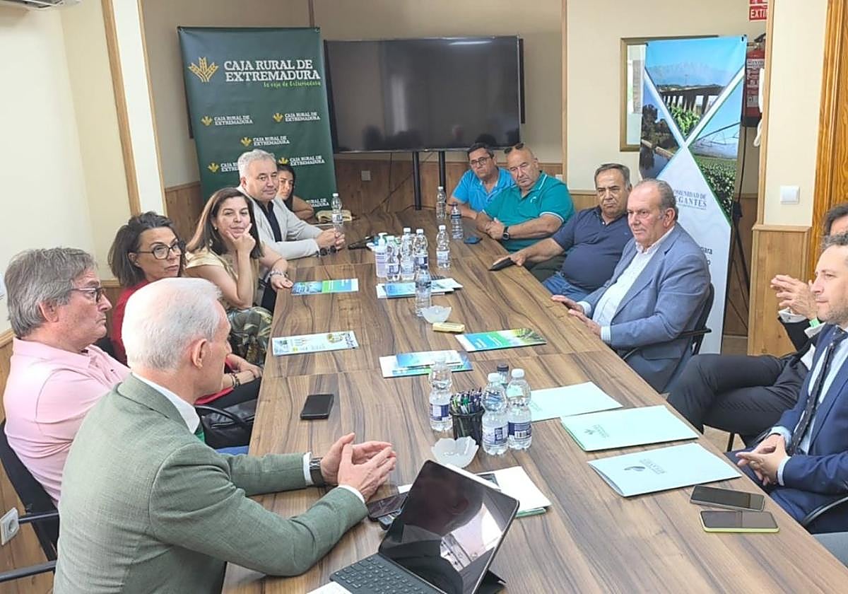El acto protocolario de la firma se celebró en Talayuela