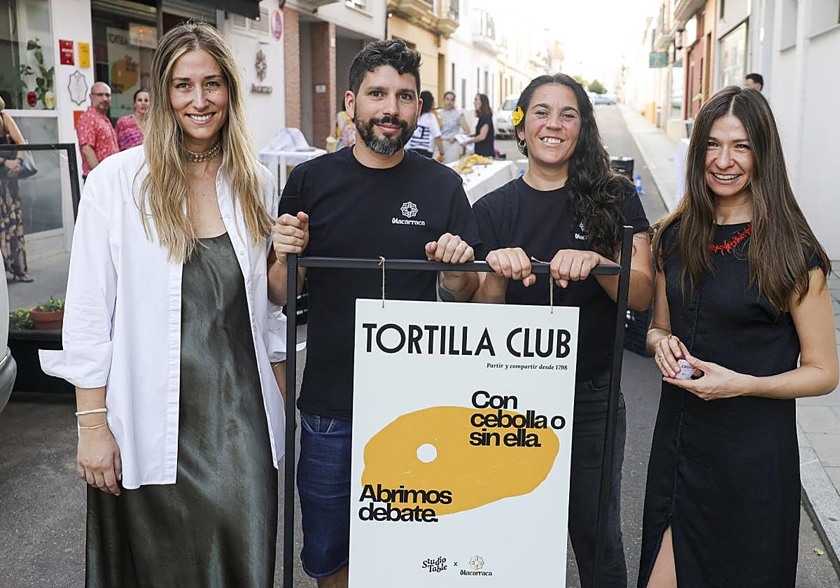 Laura Porras, Josemi Martínez, Mercedes Rincón y Lourdes Carmona en la apertura del 'Tortilla Club'