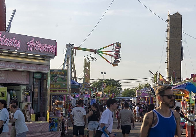 Una de las calles del Ferial dedicadas a las atracciones durante este pasado fin de semana.