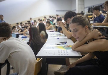 Fotos | 5.873 alumnos inician la PAU este martes en Extremadura