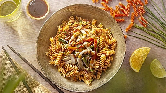 Wok de verduras con pasta de lentejas rojas: la cena saludable y exprés definitiva