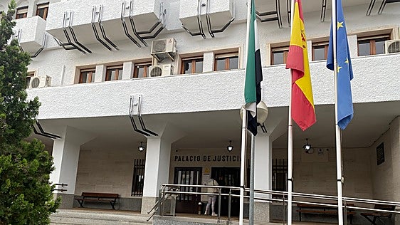 La Fiscalía dice que la acusada de matar a su bebé le clavó once veces unas tijeras en el abdomen