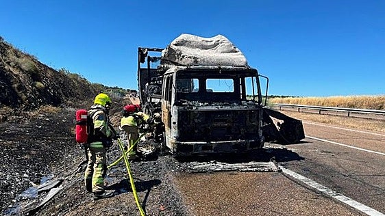 Sofocan el incendio de un camión cargado de neumáticos que ha obligado a cortar la A-5