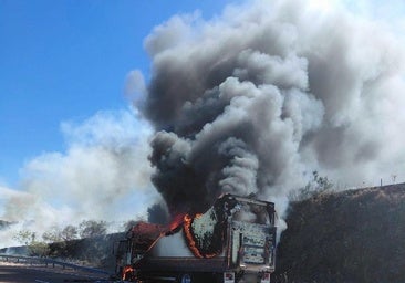 Fotos: Así ha sido el incendio del camión cargado de neumáticos que ha obligado a cortar la A-5