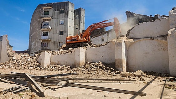 Comienza el derribo de dos casas en ruinas en la calle Holguín para excavar allí