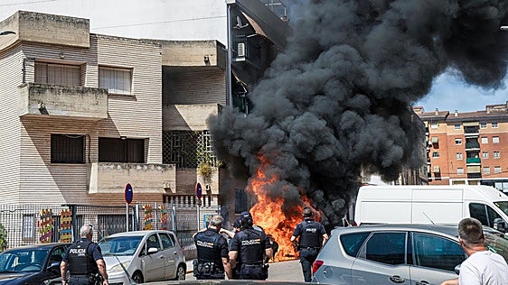 Un fuego junto a una iglesia de Badajoz calcina contenedores y daña un coche