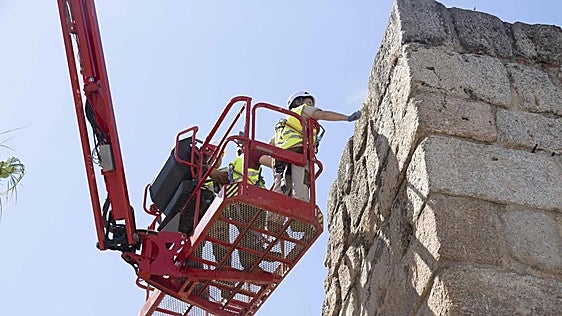 La limpieza del Puente Romano y la Alcazaba de Mérida, en imágenes