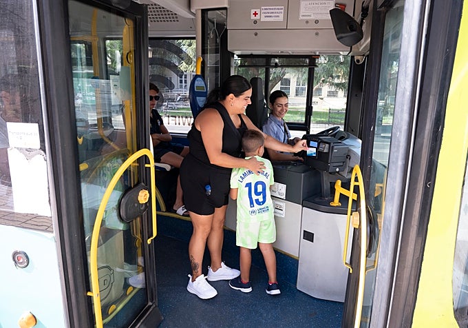 Usuariso dentro de un bus en Badajoz.