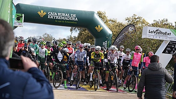 La Vuelta a Extremadura arranca en Azuaga