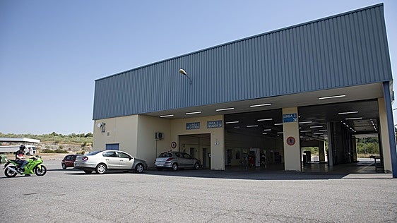 Decenas de conductores sufren el atasco de la ITV en Mérida para sacar una cita
